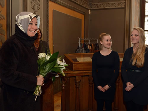 Litvanyalı Öğrenciler Bayan Gül’ü “Gülpembe” Şarkısıyla Karşıladı